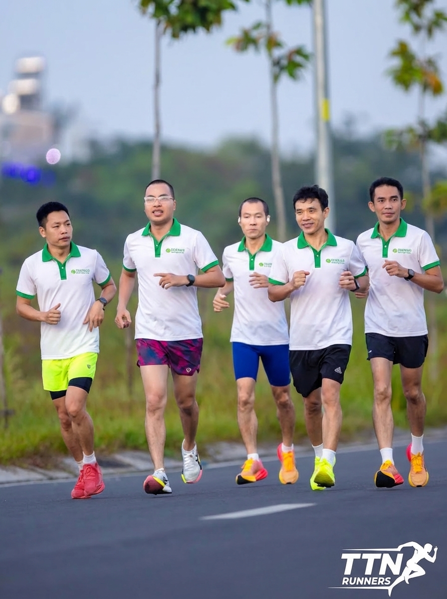 Hình ảnh Vũ Văn Thắng dẫn dắt tinh thần chạy bộ trong đội ngũ Thaphaco, lan tỏa lối sống kỷ luật.