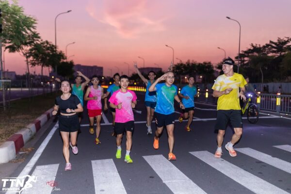Vũ Văn Thắng chụp hình cùng anh em TTN Runners sau buổi chạy long run 15km