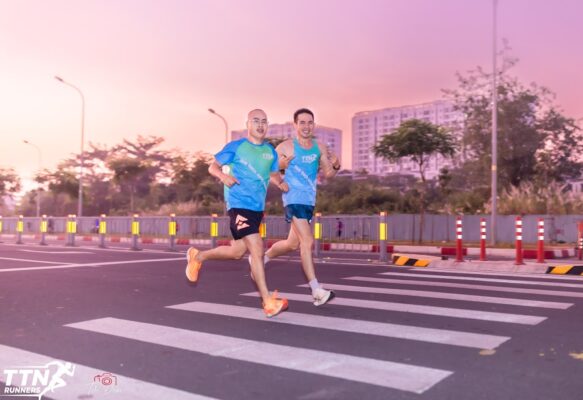 Vũ Văn Thắng chạy cùng pacer Nguyễn Ngọc Đại và Nguyễn Anh Tuấn trong buổi long run 15km