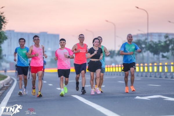 Vũ Văn Thắng chạy bộ long run 15km vào buổi sáng chủ nhật cùng TTN Runners