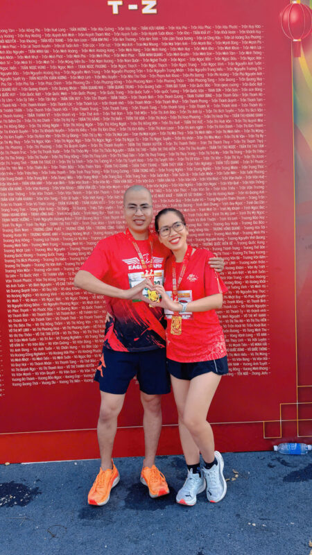 Vũ Văn Thắng và Cao Thị Nga tham gia Tết Run 2026, cùng nhau kỷ niệm 10 năm ngày cưới bằng hành trình chạy bộ 21km đầy ý nghĩa.