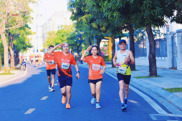 Hành trình 21km của Vũ Văn Thắng và Cao Thị Nga tại Tết Run 2026, lan tỏa thông điệp sống kỷ luật và trải nghiệm cùng gia đình.