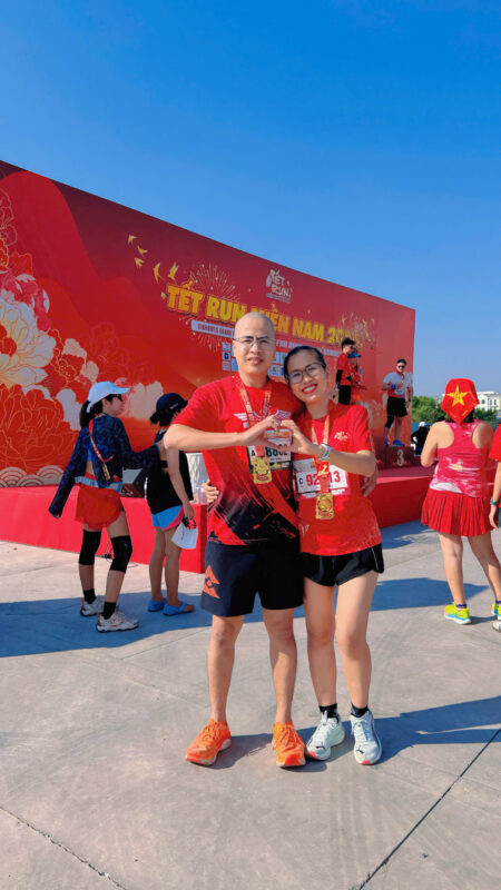 Vũ Văn Thắng lựa chọn chạy chậm lại để đồng hành cùng vợ Cao Thị Nga, thể hiện giá trị của tình yêu và sự sát cánh trong hôn nhân.